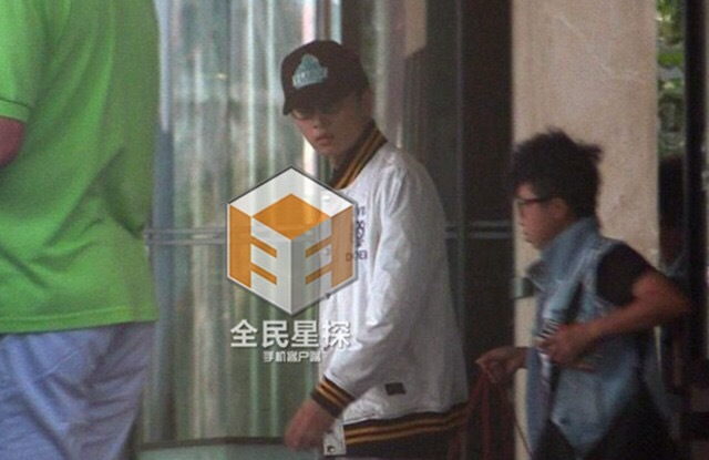陈晓随后也走出酒店