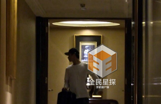 陈晓拎着行李从走廊尽头的房中走出