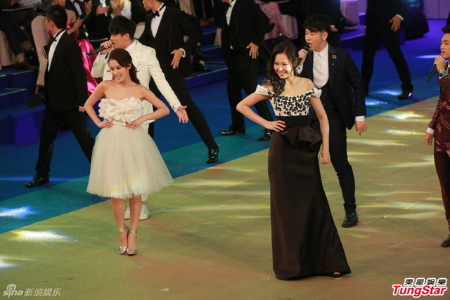 2015港姐 12位候选港姐着礼服亮相开场秀