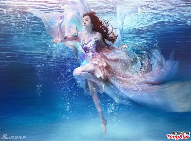 美女游着游着变美人鱼图片