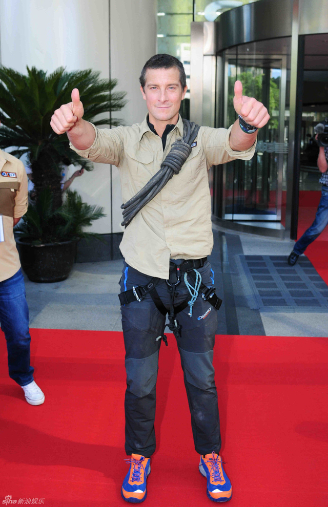 《跟着贝尔去冒险》贝爷高楼速降引尖叫