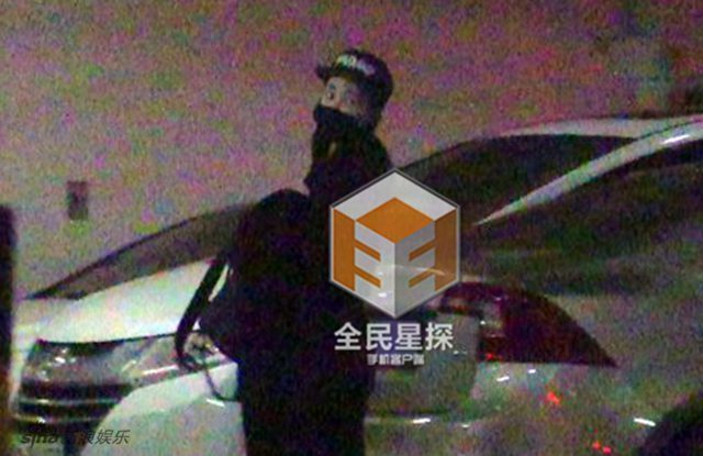 王丽坤乘着座驾来到三里屯