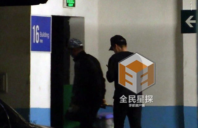 车中走下的人竟然也是直接奔向了16号楼