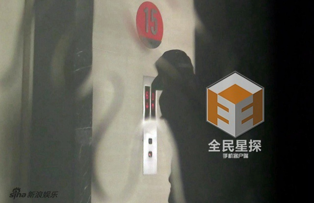 王丽坤万般谨慎的从房中走出独自离去