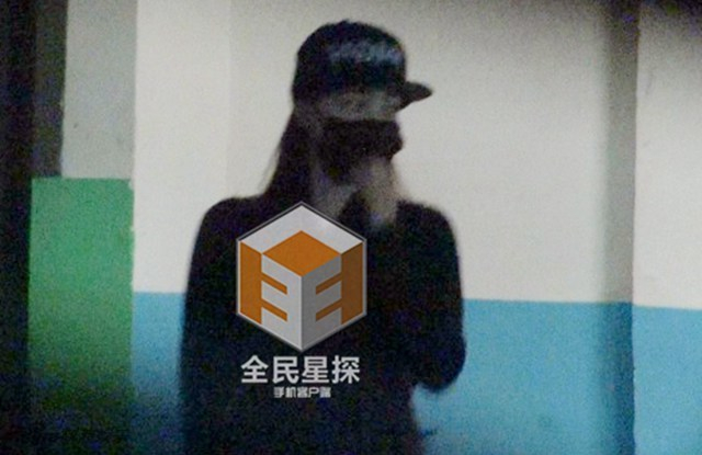 王丽坤来到地下车库