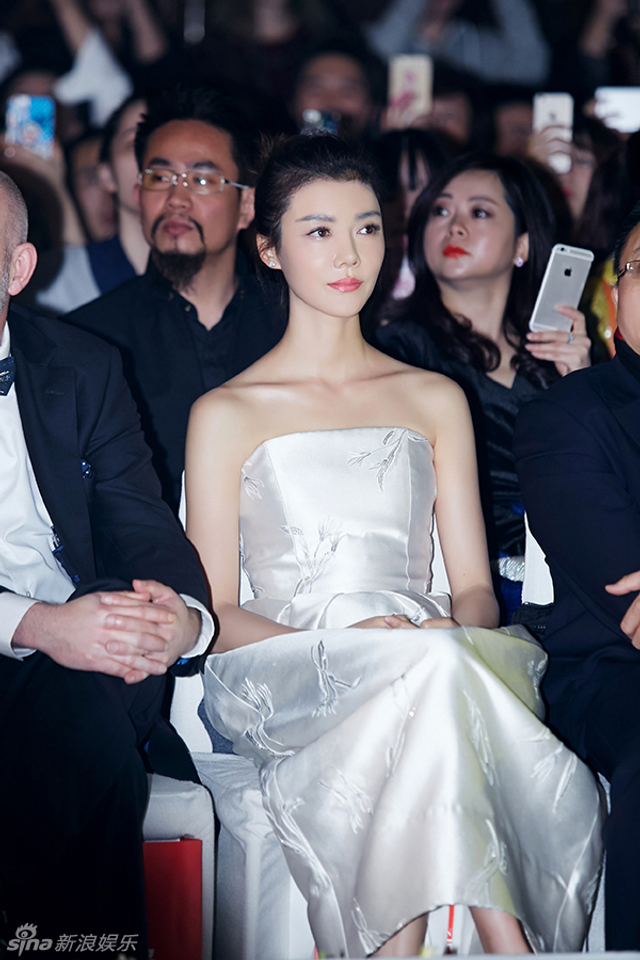 车晓白衣亮相外滩盛典