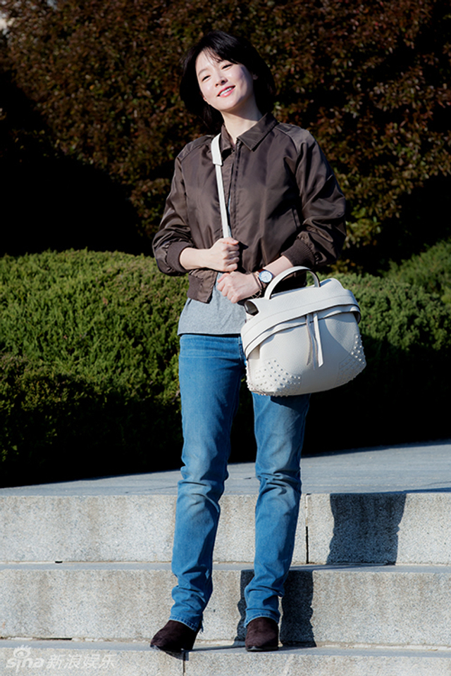 李英爱新剧开拍短发温柔