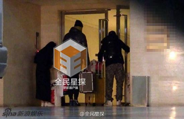 共同出现在机场