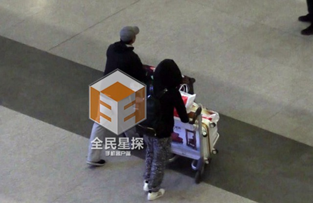 韩庚亲自推着行李箱
