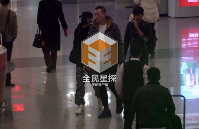 韩庚在助理的陪同下来到机场大厅