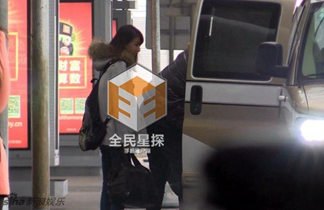 竟然与一位漂亮姑娘先后上了同一辆车