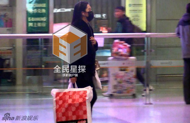 李冰玉率先走出闸口
