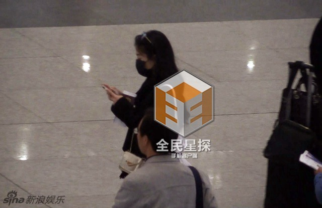 李冰玉向登机口走去