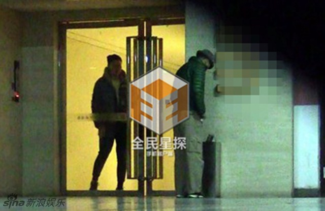 助理最终下楼与司机一同离去