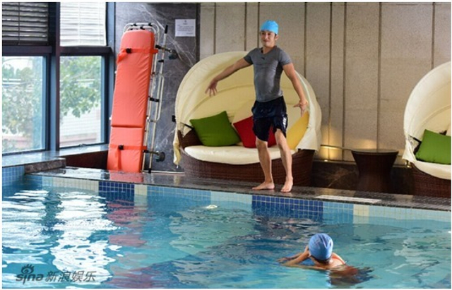 一笑,邹市明模仿水上芭蕾动作,在游泳池边摆出妖娆的水上芭蕾入水动作