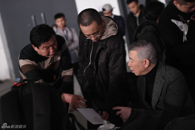 冯小刚与导演组沟通创作