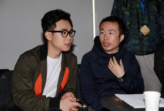 大鹏与导演组沟通