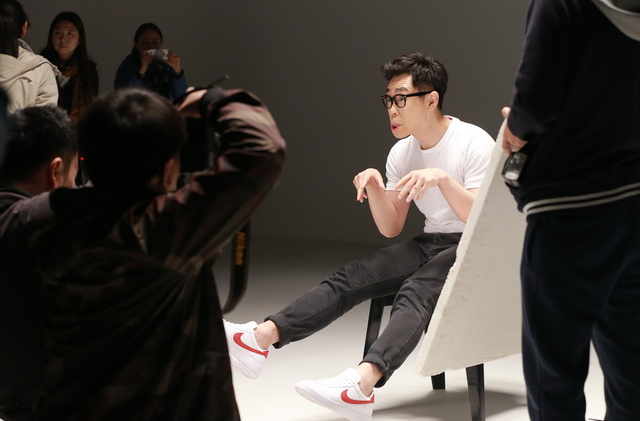 大鹏与导演组沟通