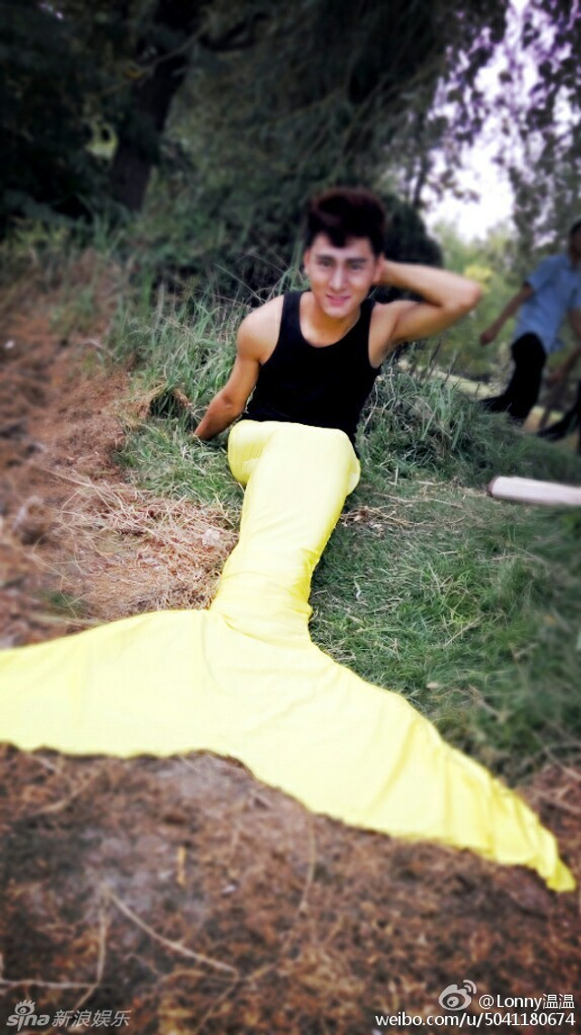 河南大学妖男投湖变美人鱼 半裸身姿曼妙