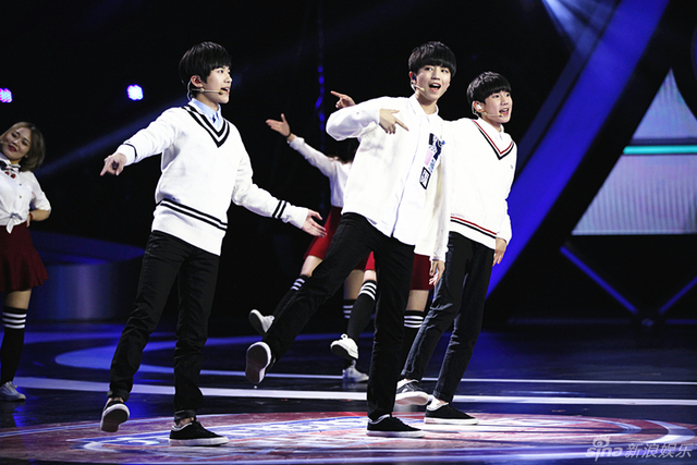 TFBOYS跳舞中