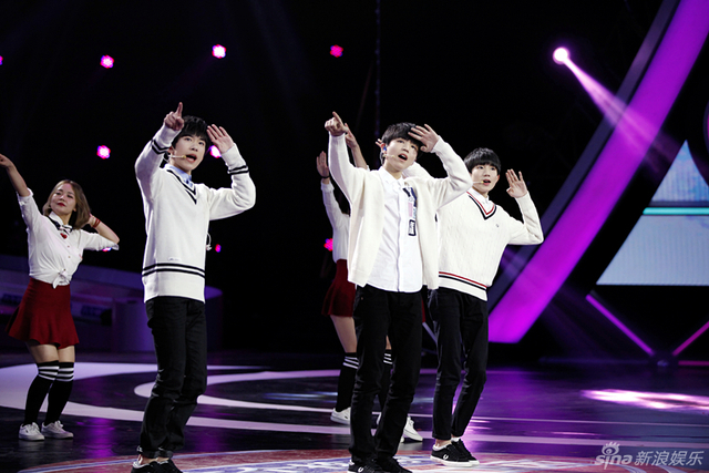 TFBOYS在跳舞中