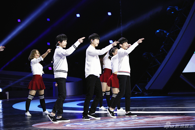 TFBOYS在现场跳舞