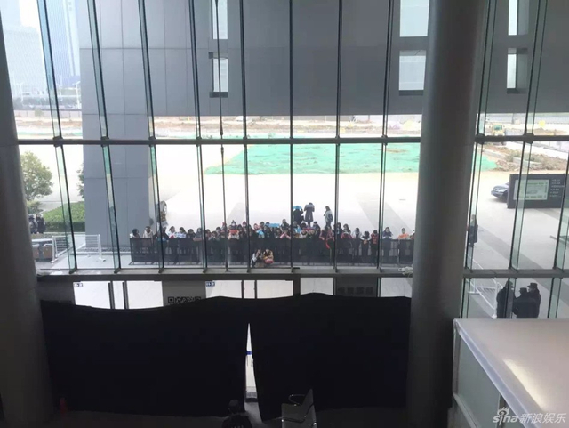 场馆外粉丝依旧不少