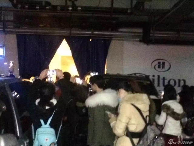 粉丝跟车到TFBOYS下榻酒店