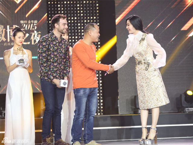 橘子哥和马特获“年度微博奇缘”范冰冰颁发