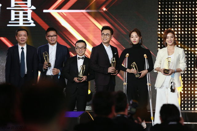 电影总局局长为白百何韩延等颁发电影新力量