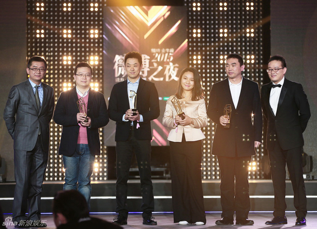 微博CEO王高飞为四大卫视颁发荣誉