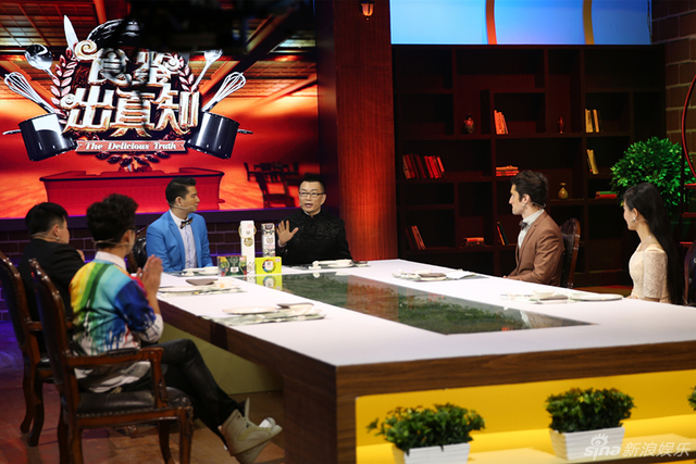 食鉴团成员与专家共同鉴别酵素