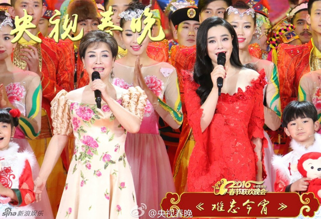 央视猴年春晚 李谷一等演唱歌曲《难忘今宵》