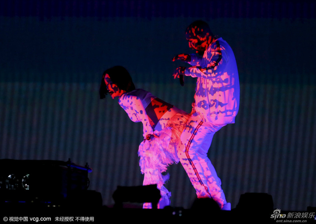 蕾哈娜化身荧光女王