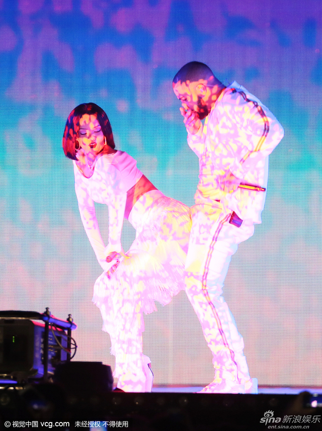 蕾哈娜化身荧光女王