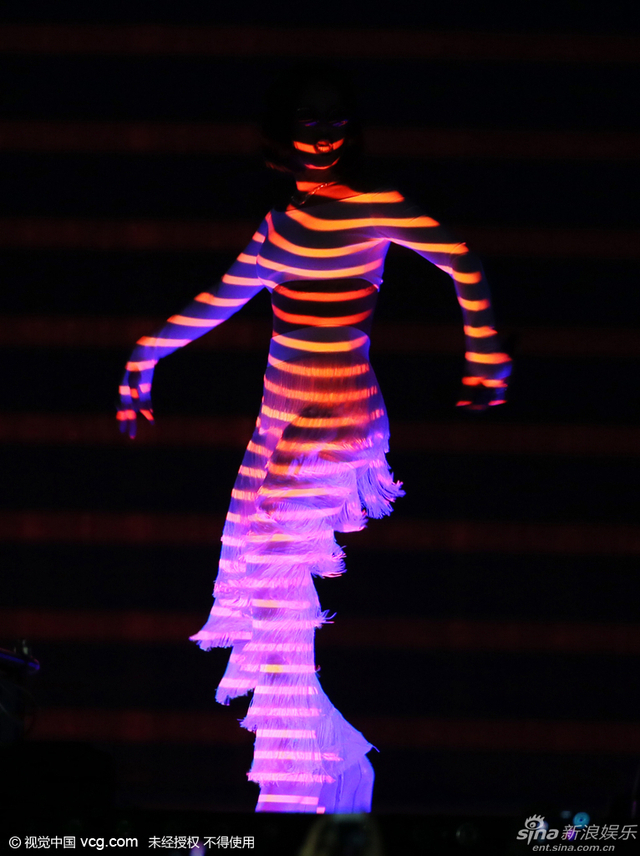 蕾哈娜化身荧光女王