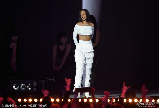 蕾哈娜化身荧光女王