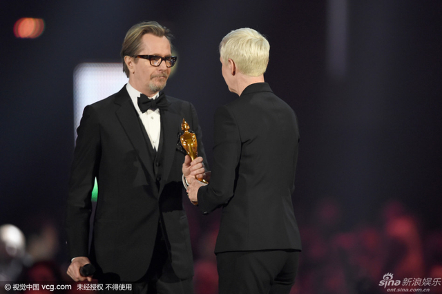 加里-奥德曼代替大卫-鲍威领取偶像大奖