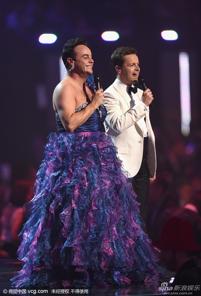 男主持Anthony McPartlin穿裙子反串女人搞怪