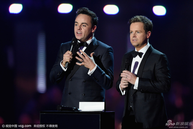 男主持Anthony McPartlin穿裙子反串女人搞怪