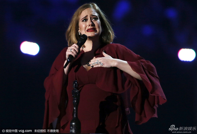 阿黛尔动情落泪