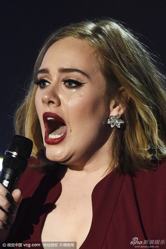 蕾哈娜化身荧光女王