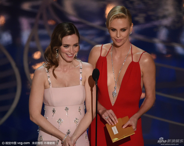 查理兹塞隆超深V性感十足 搭档艾米莉颁奖