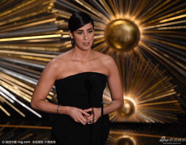 莎拉-席尔曼登台颁奖