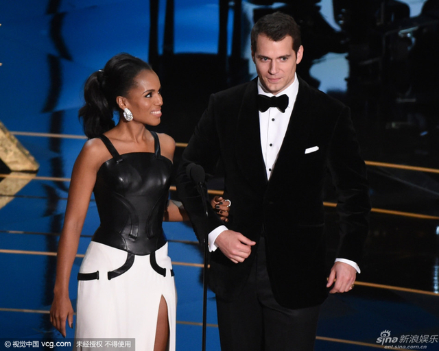亨利-卡维尔与凯丽-华盛顿登台颁奖