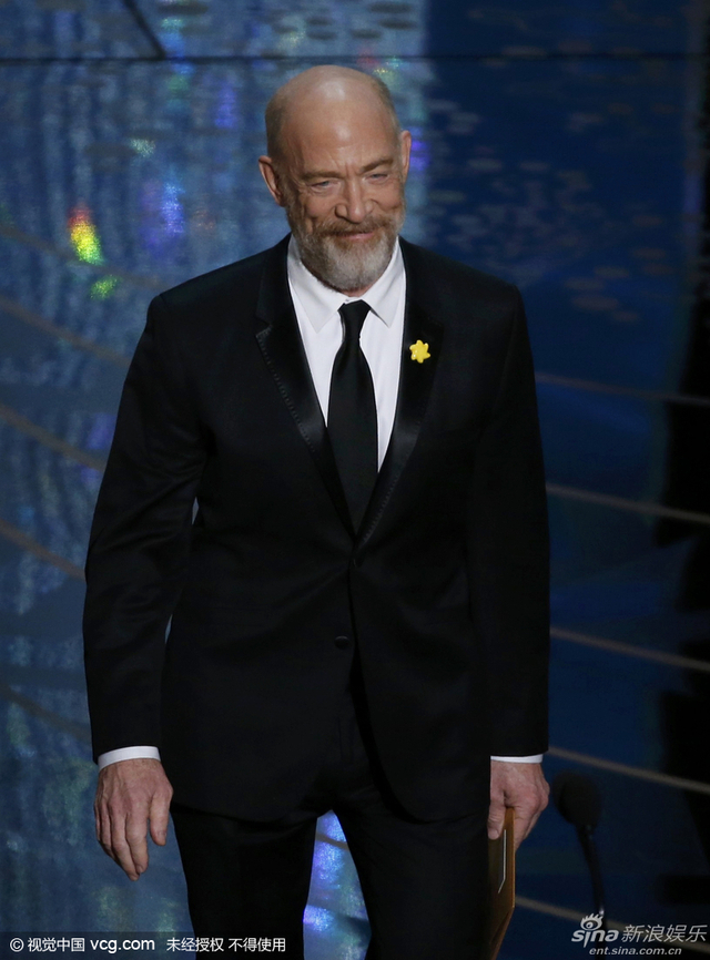 导演J·K·西蒙斯登台颁奖