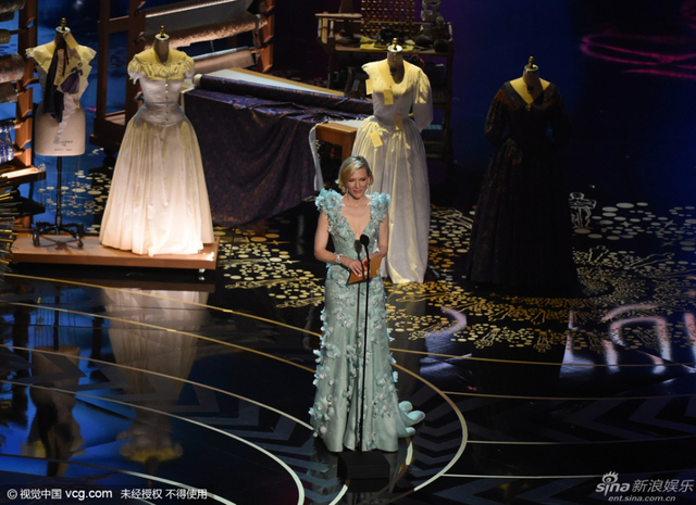 凯特-布兰切特颁发最佳服装设计奖