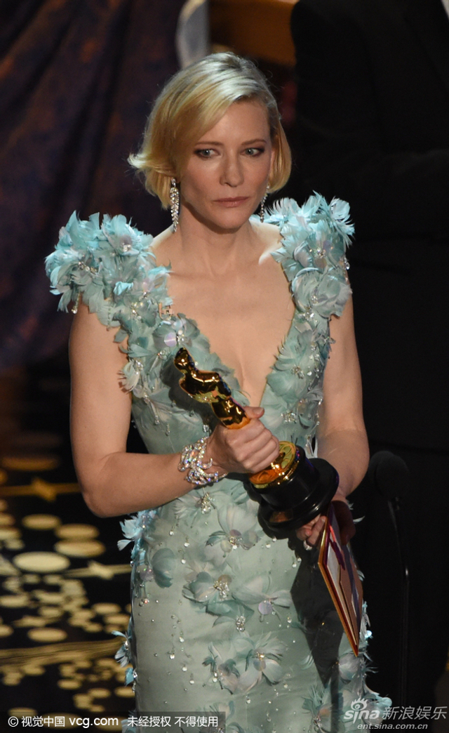 凯特-布兰切特颁发最佳服装设计奖