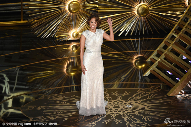 斯黛西-达什登台颁奖