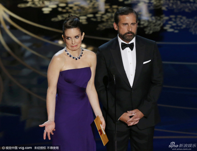 蒂娜-菲和史蒂夫-卡瑞尔颁最佳艺术设计奖